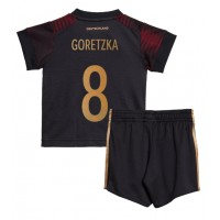 Tyskland Leon Goretzka #8 Bortatröja Barn VM 2022 Kortärmad (+ Korta byxor)